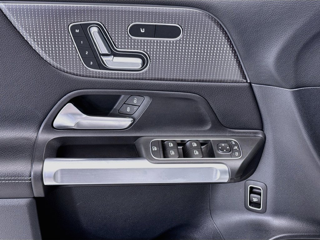 Used 2023 Mercedes-Benz GLB 250 image 21