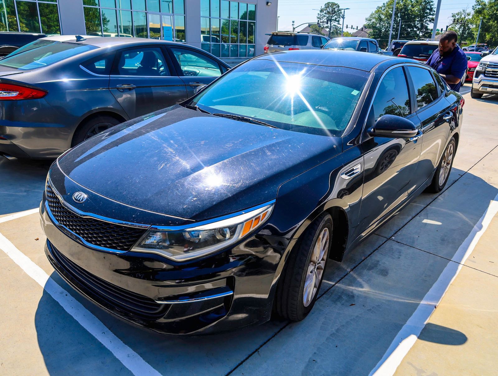 Used 2018 Kia Optima LX w/ 17" Alloy Wheels Package FWD image 1