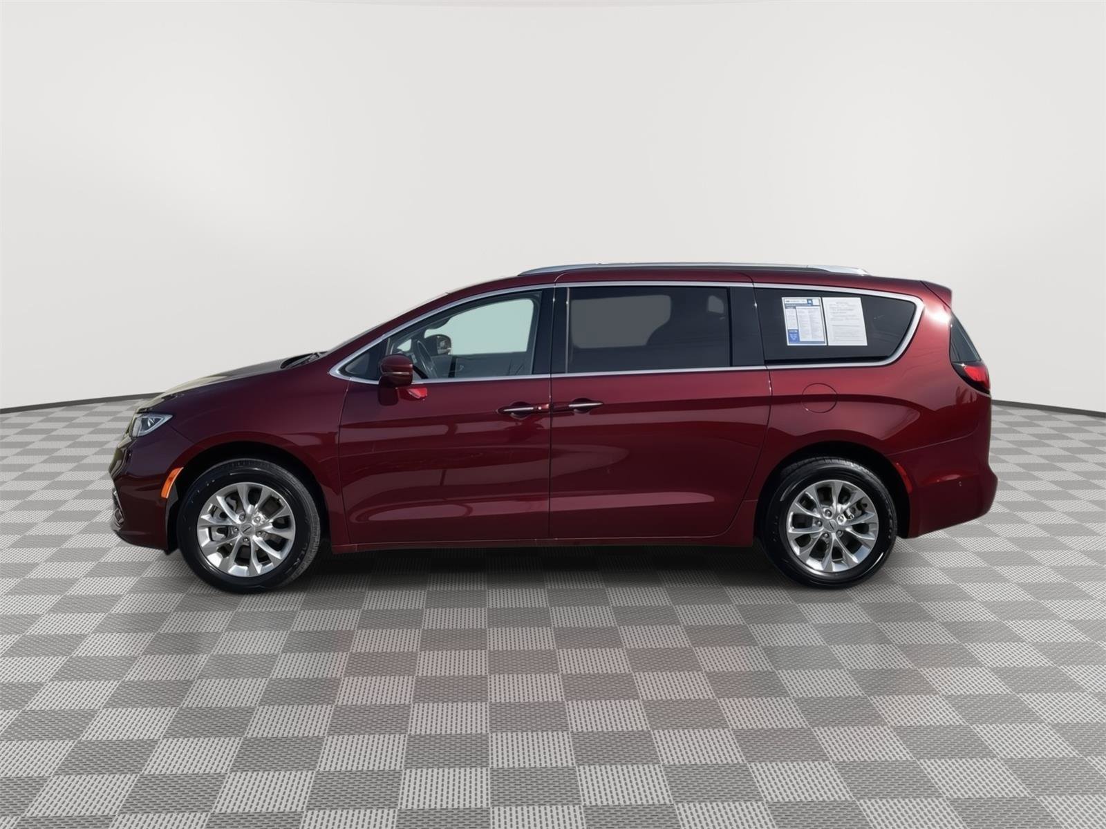 Used 2021 Chrysler Pacifica Touring-L w/ Premium & Safety Sphere Group image 4