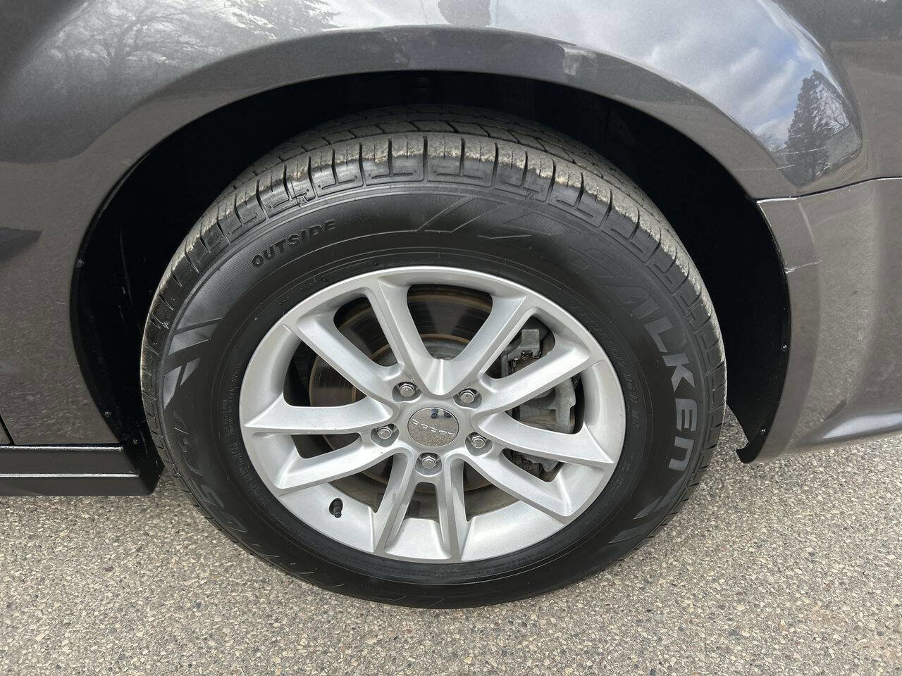 Used 2018 Dodge Grand Caravan SXT image 11