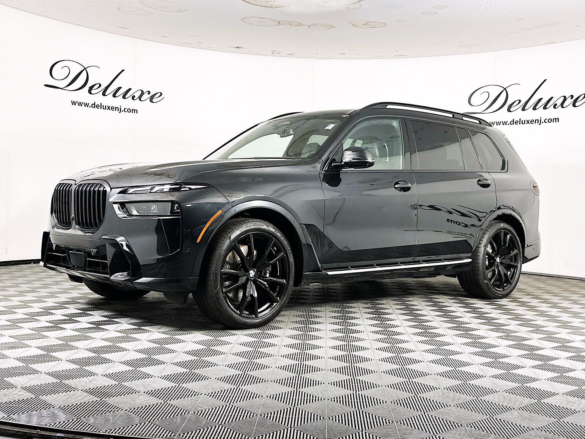 Used 2024 BMW X7 xDrive40i w/ M Sport Package image 3