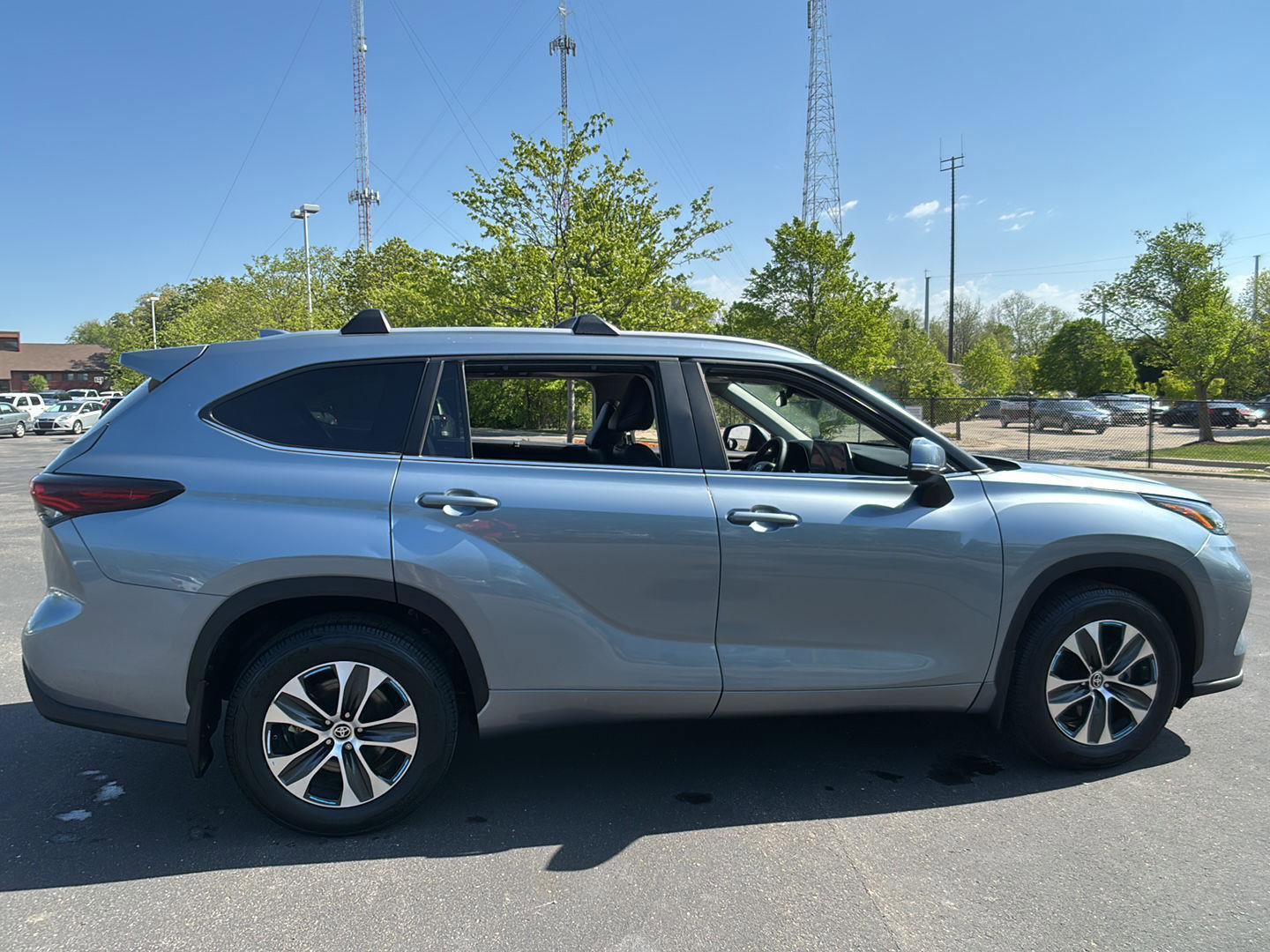 Used 2024 Toyota Highlander XLE AWD/4WD image 10