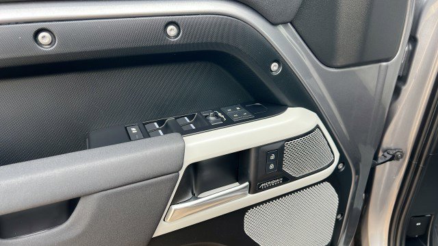 Used 2023 Land Rover Defender 130 X-Dynamic SE image 23