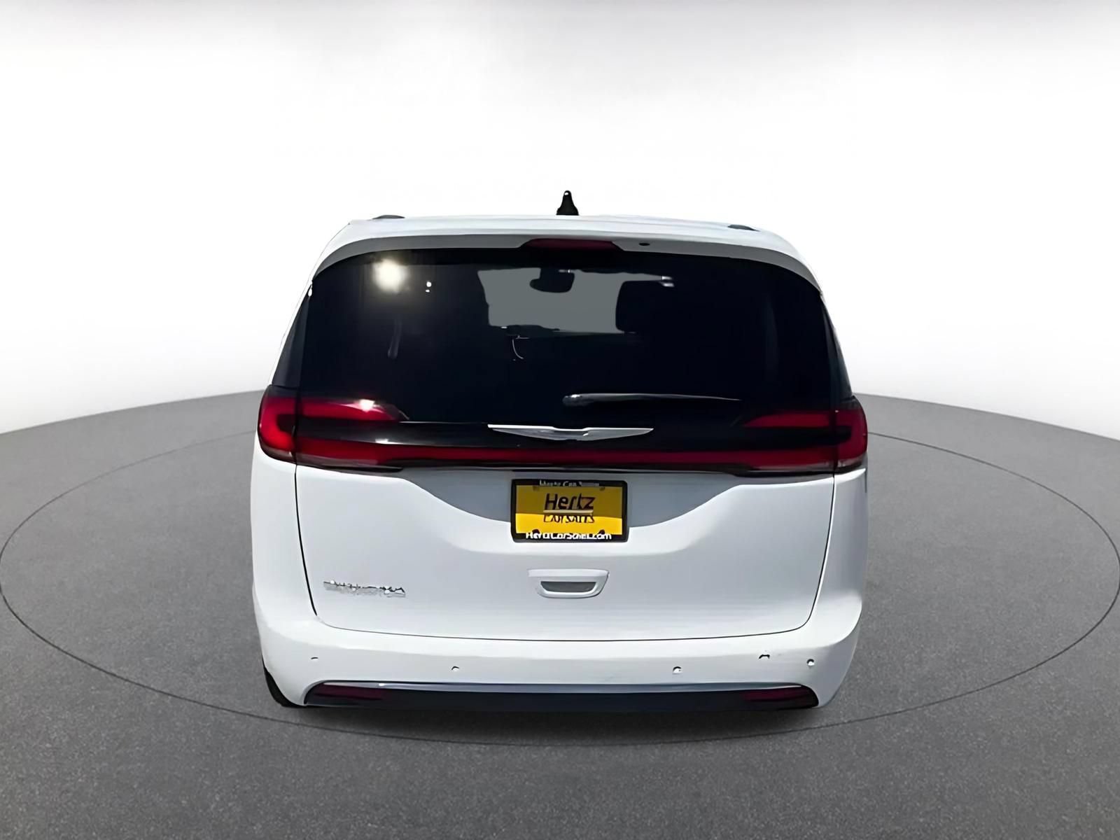 Used 2024 Chrysler Pacifica Touring-L FWD image 10