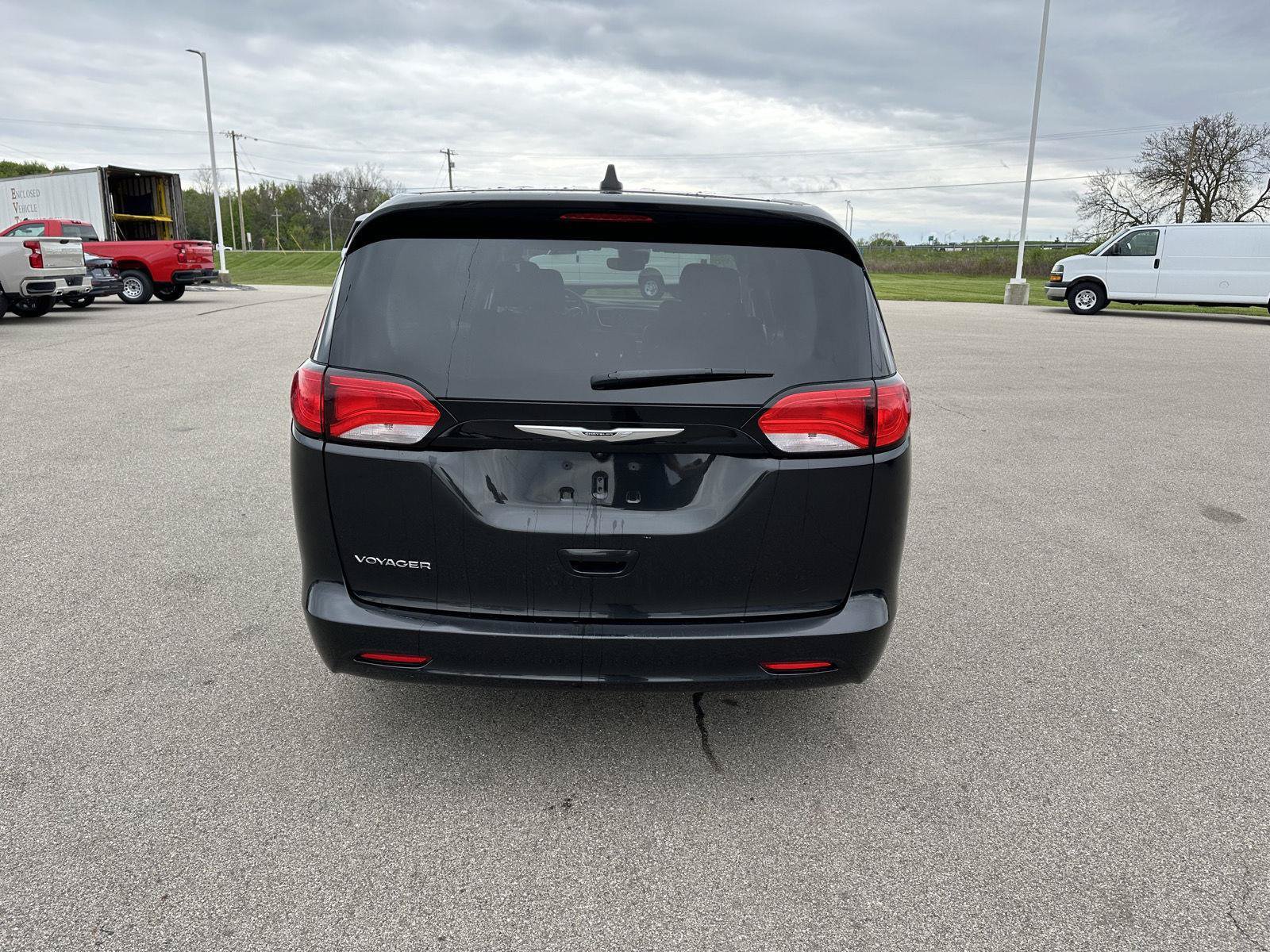 Used 2023 Chrysler Voyager LX FWD image 4