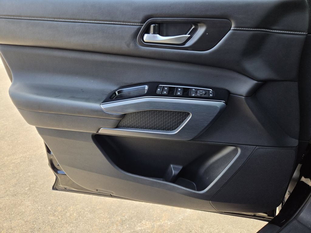 Used 2025 Nissan Pathfinder SL FWD image 25