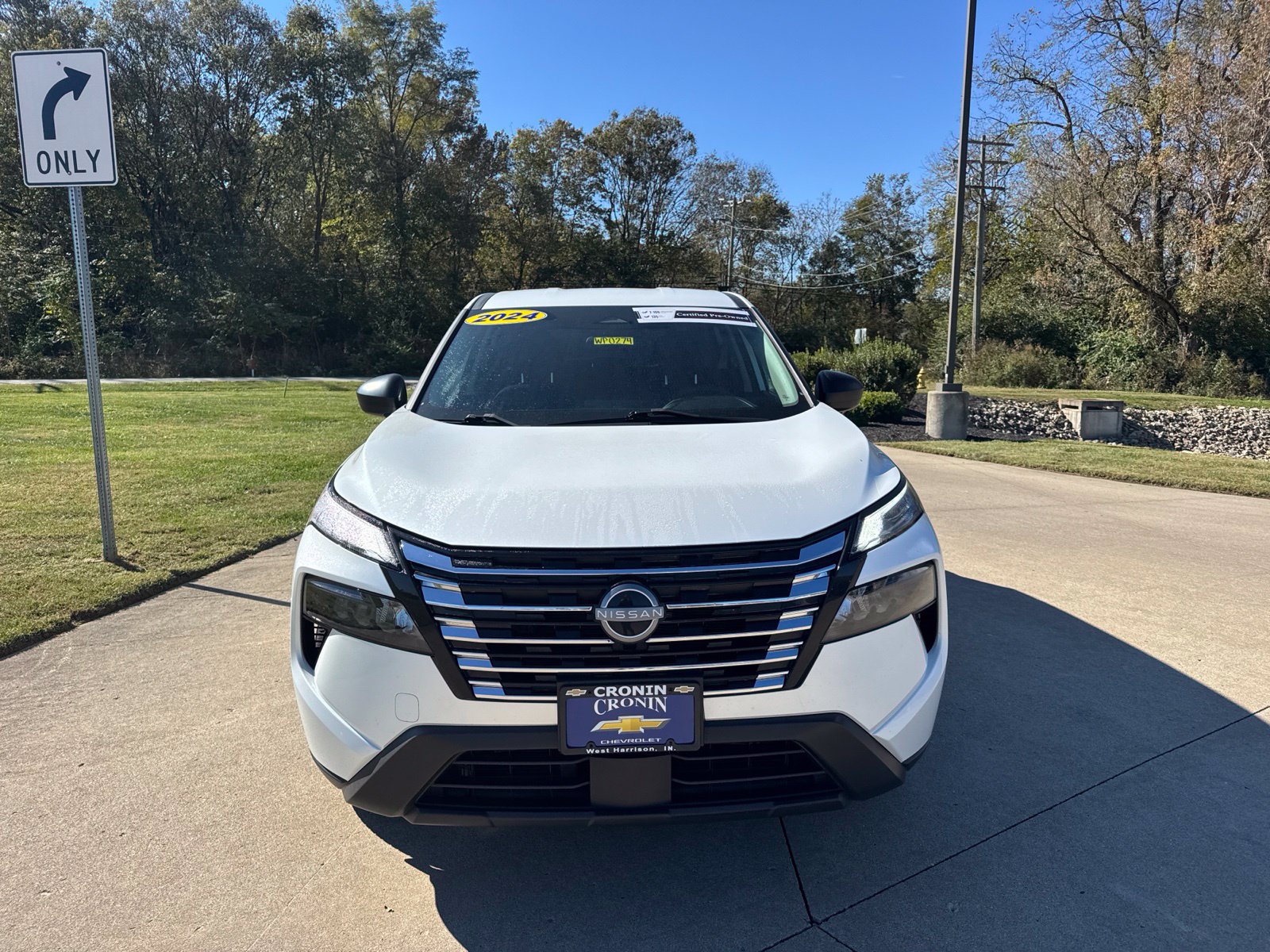 Used 2024 Nissan Rogue S AWD/4WD image 2