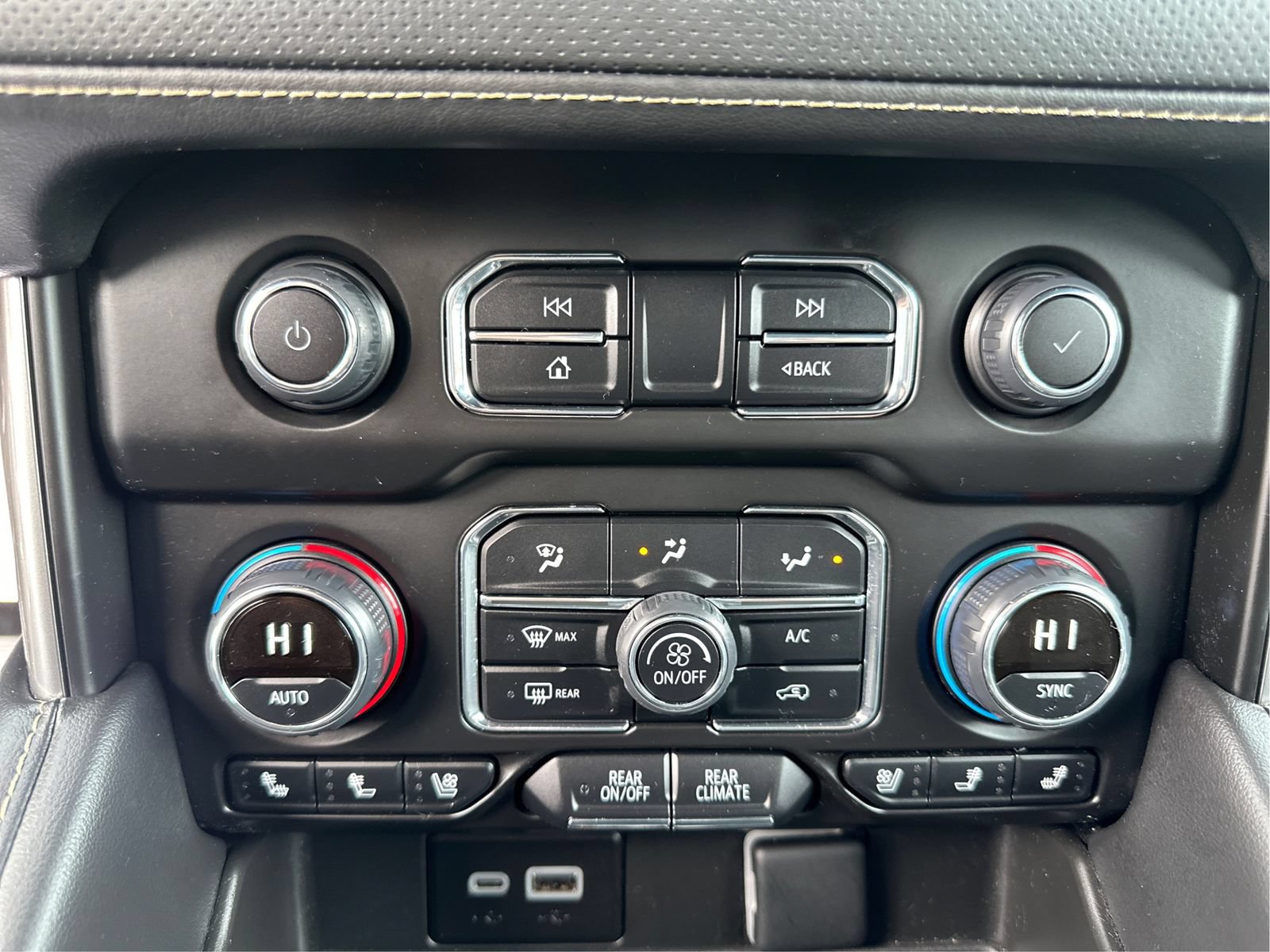 Used 2024 Chevrolet Suburban Premier AWD/4WD image 28