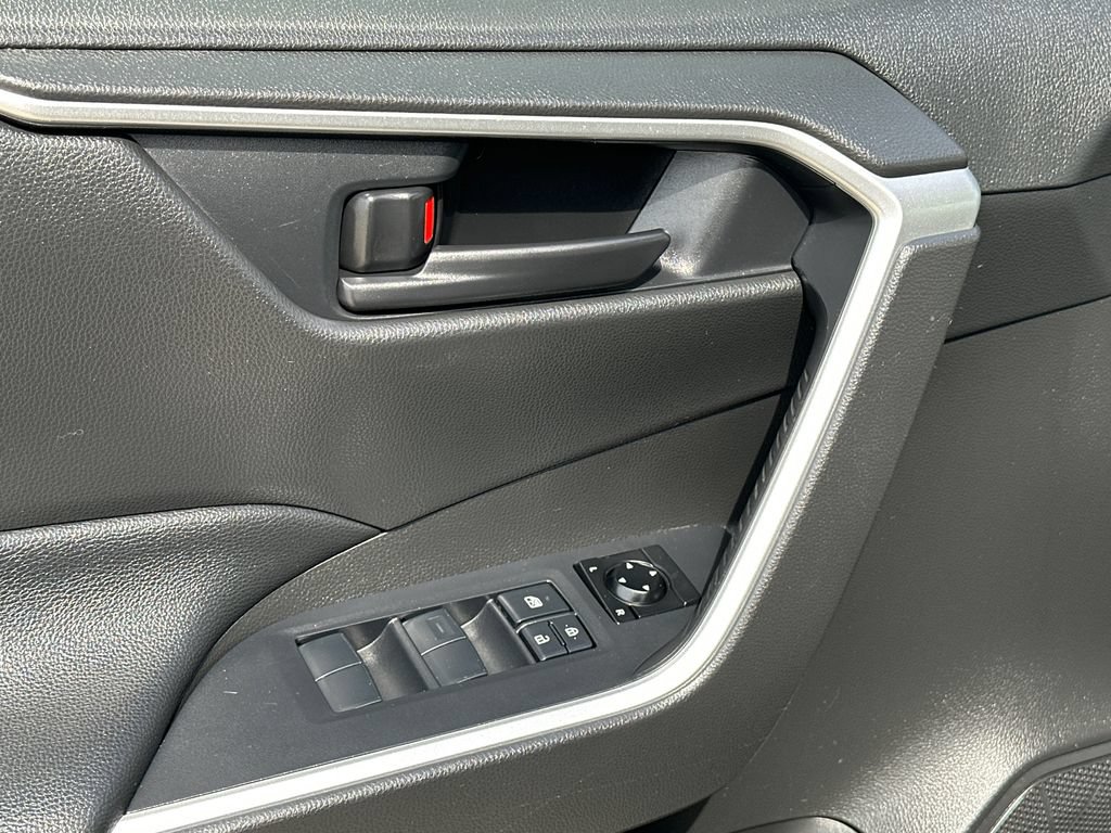 Used 2020 Toyota RAV4 LE AWD/4WD image 15