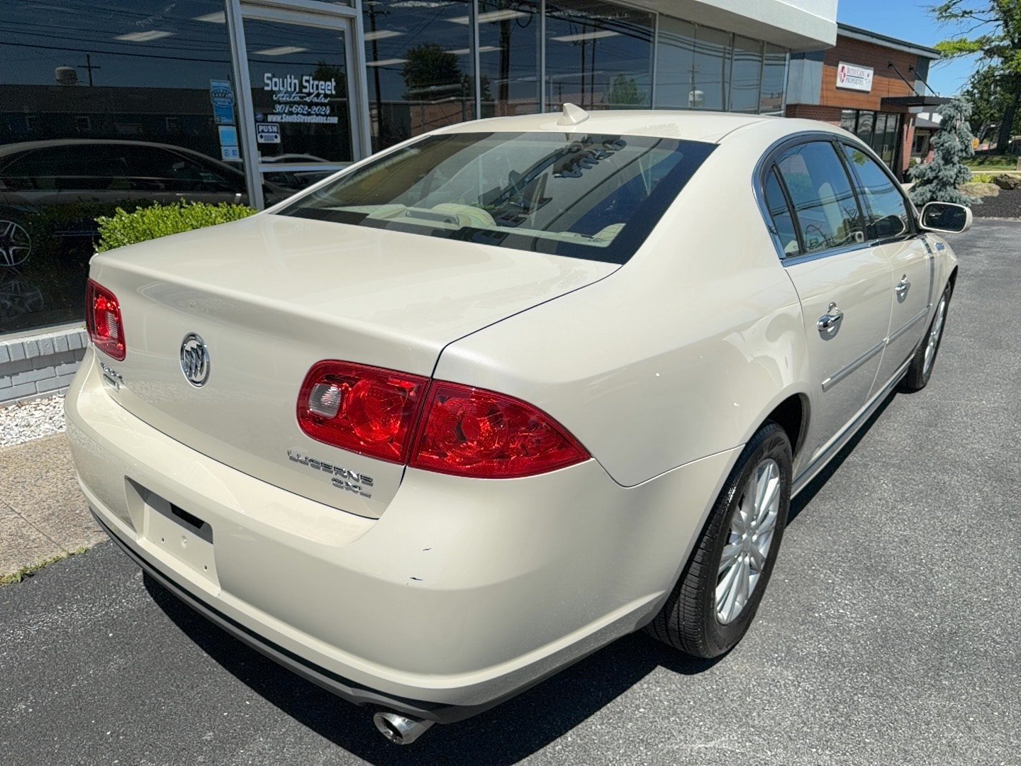 Used 2011 Buick Lucerne CXL FWD image 3