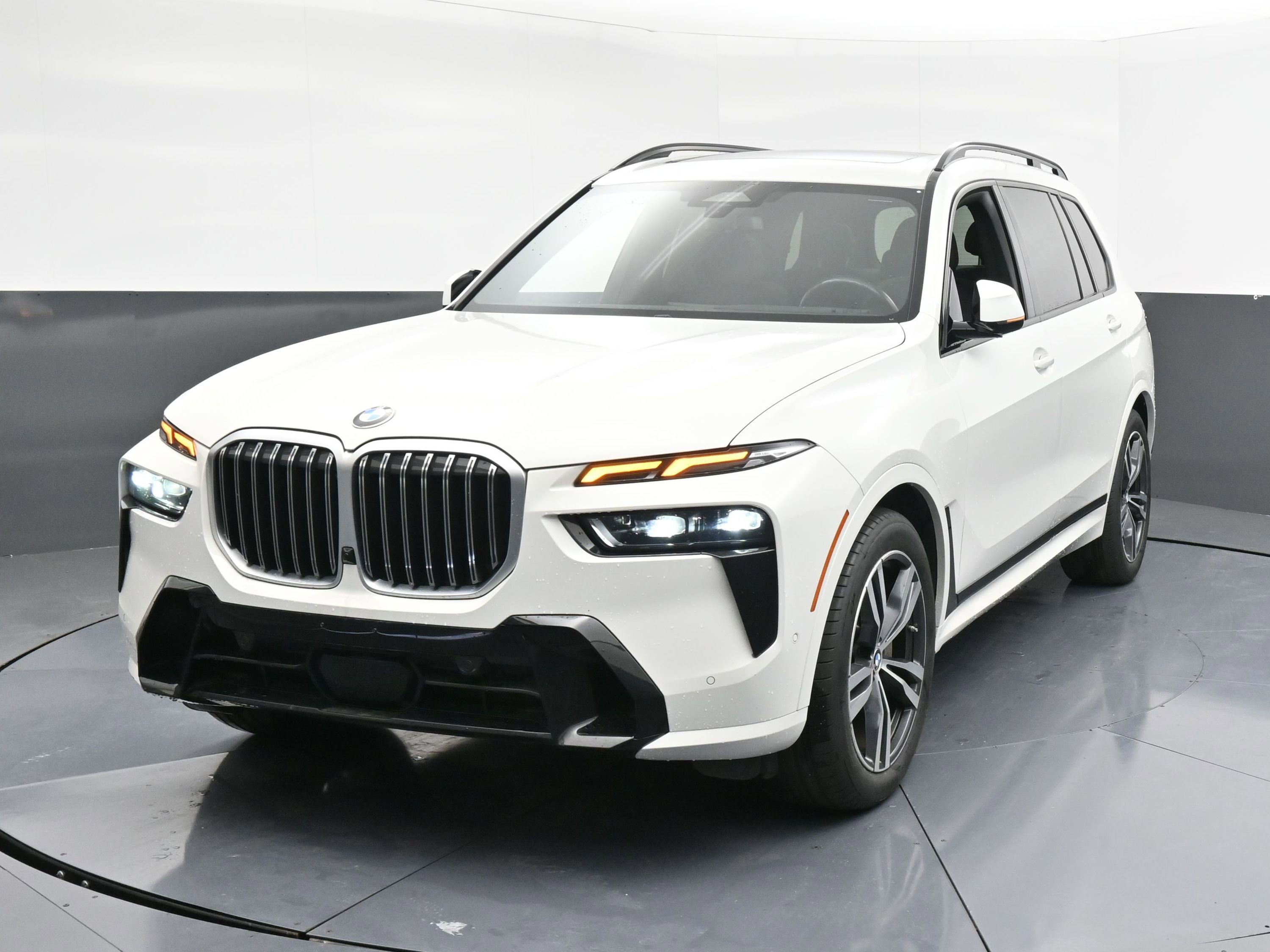 Used 2024 BMW X7 xDrive40i w/ M Sport Package image 4