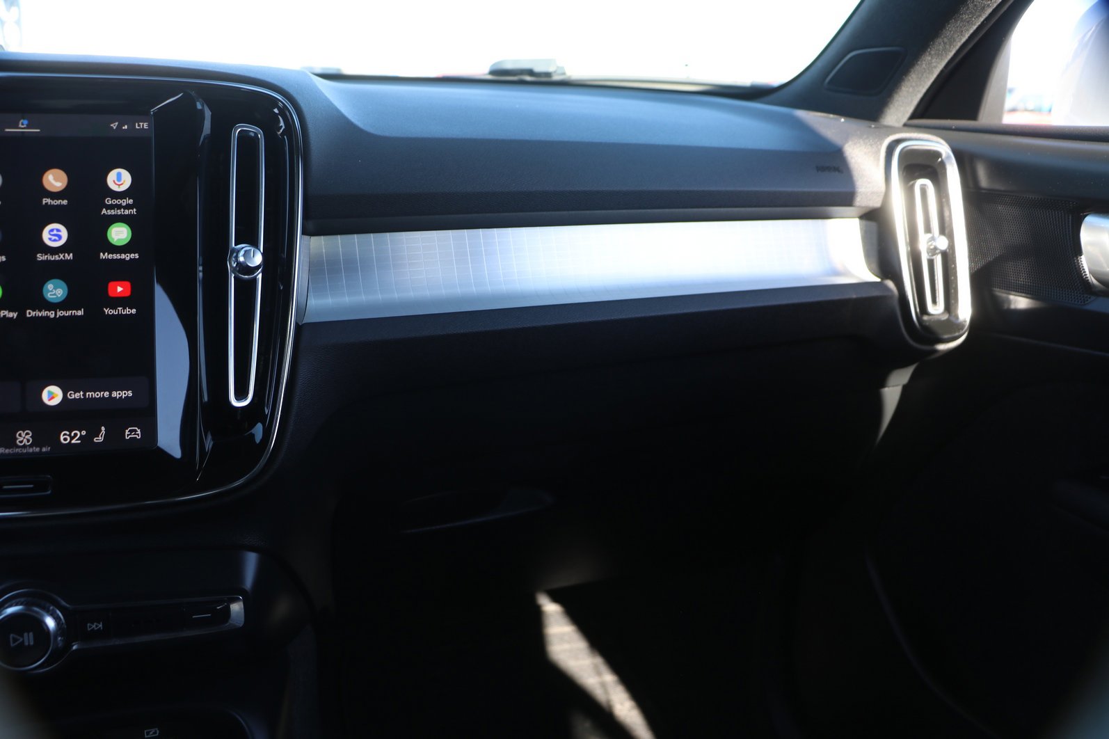 Used 2024 Volvo XC40 B5 Core image 26