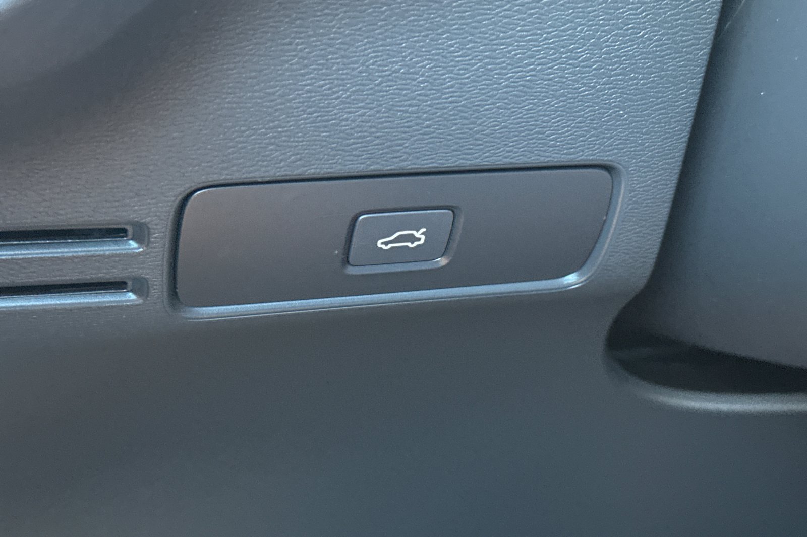 Certified 2024 Volvo XC40 Recharge Ultimate w/ Protection Package Premier RWD image 32