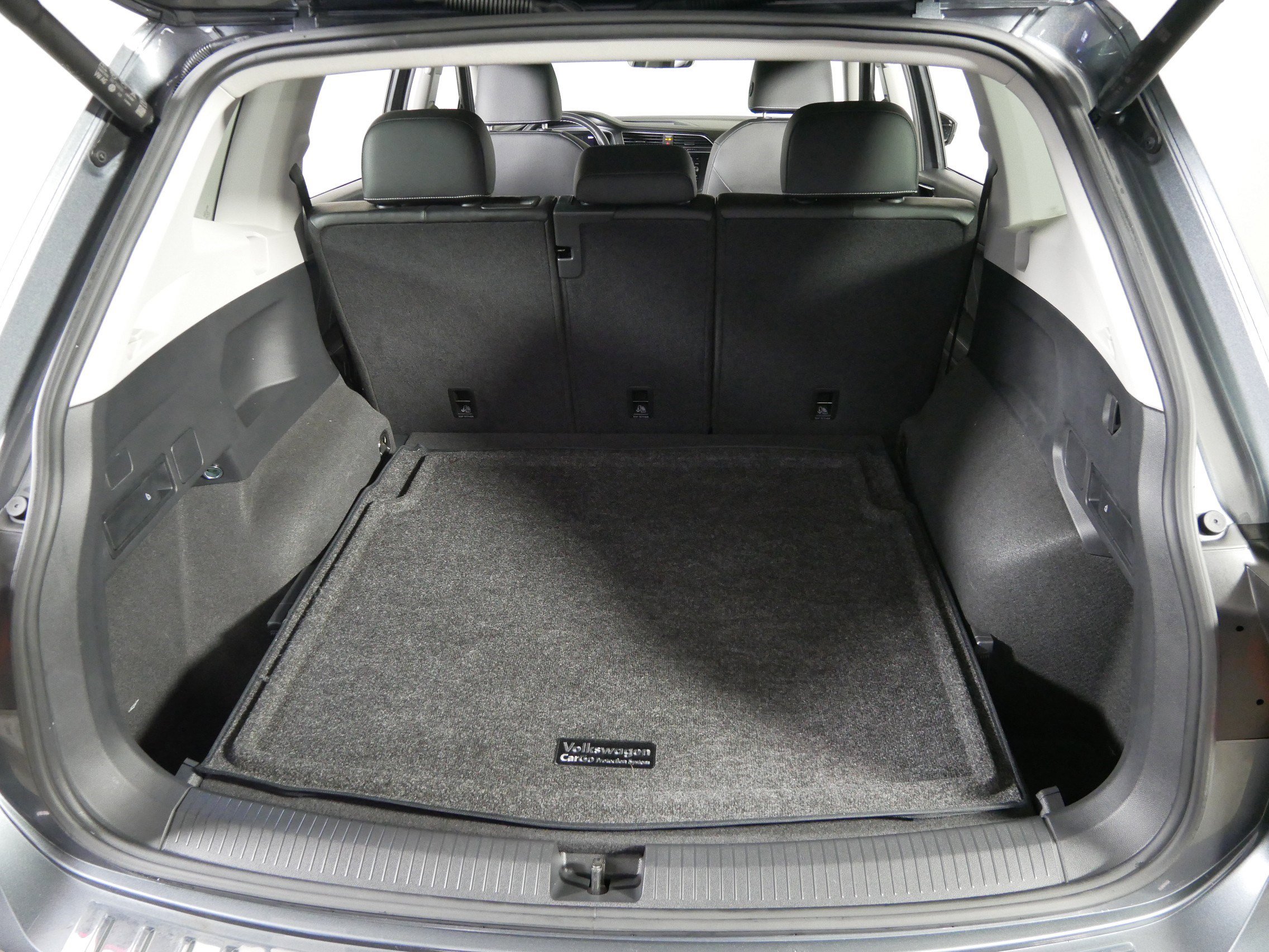 Used 2024 Volkswagen Tiguan SE w/ Panoramic Sunroof Package image 18