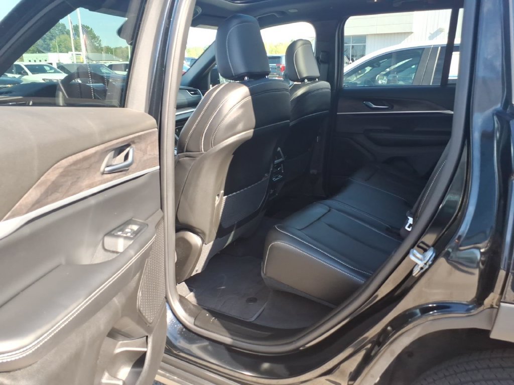 Used 2025 Jeep Grand Cherokee Limited w/ Black Appearance Package AWD/4WD image 17