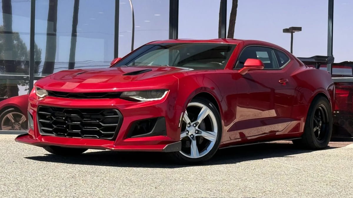 Used 2018 Chevrolet Camaro SS RWD image 2
