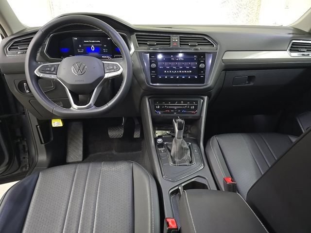 Used 2023 Volkswagen Tiguan SE w/ Panoramic Sunroof Package FWD image 7