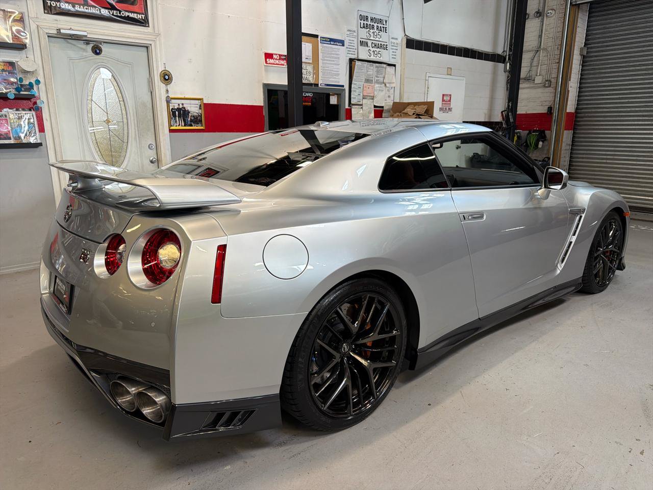 Used 2018 Nissan GT-R Premium w/ Premium Interior Package AWD/4WD image 5