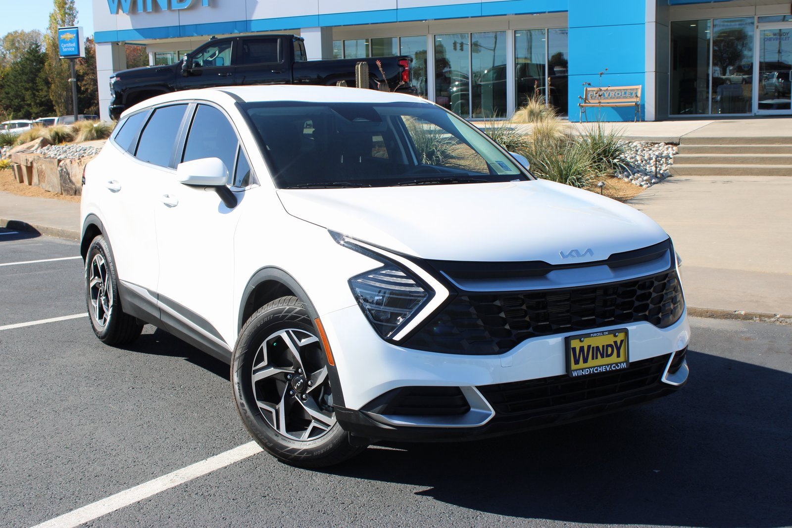 Used 2025 Kia Sportage LX image 2