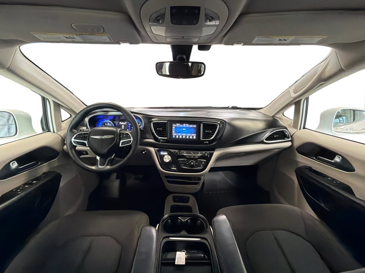 Used 2020 Chrysler Pacifica Touring w/ Tire & Wheel Group FWD image 17