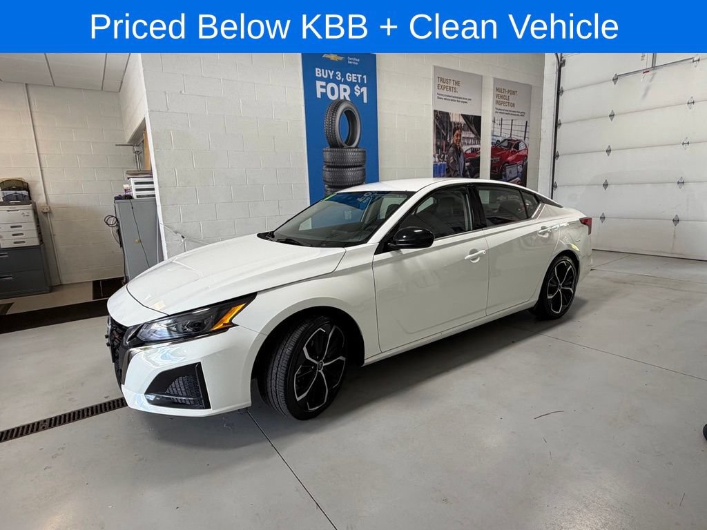 Used 2024 Nissan Altima 2.5 SR FWD image 2