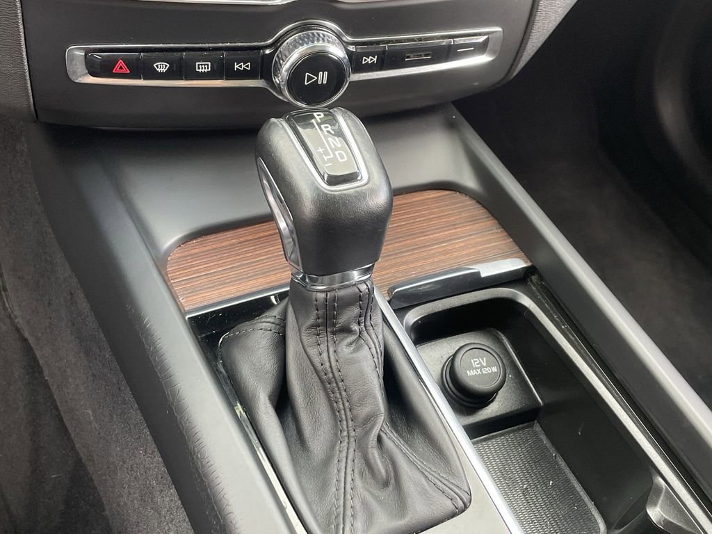 Used 2021 Volvo XC60 T5 Momentum w/ Premium Package image 16