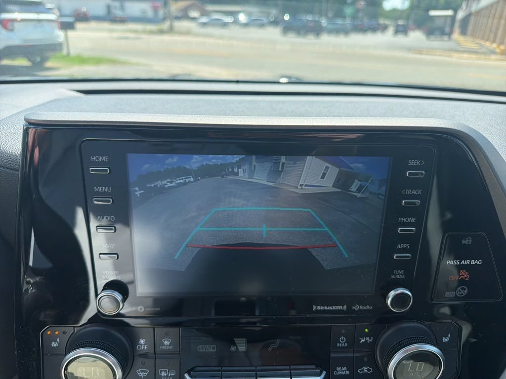 Used 2021 Toyota Highlander XLE FWD image 18