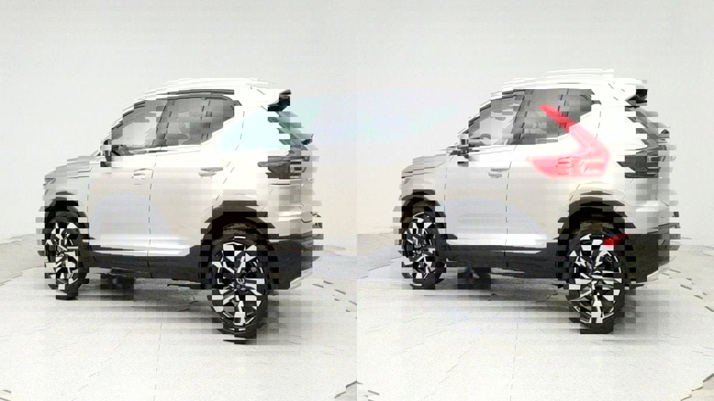 Used 2023 Volvo XC40 B5 Plus w/ Driver Assist Package image 7