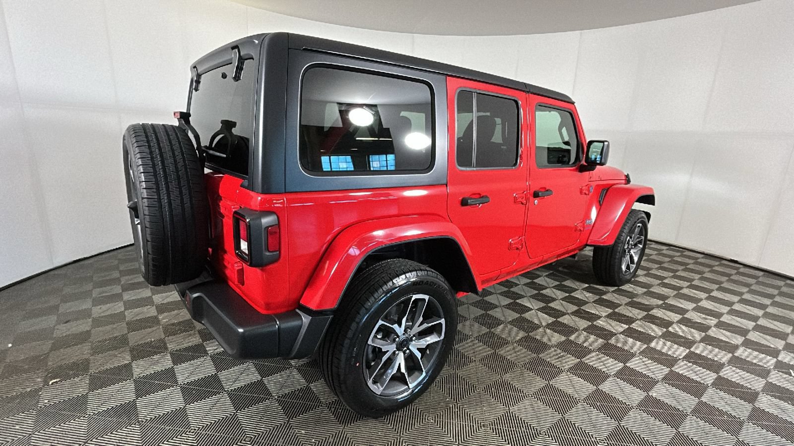 Used 2024 Jeep Wrangler Unlimited w/ Convenience Group AWD/4WD image 3