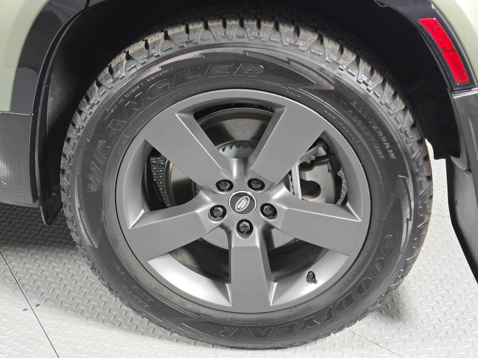 Used 2025 Land Rover Defender 110 X-Dynamic SE image 10