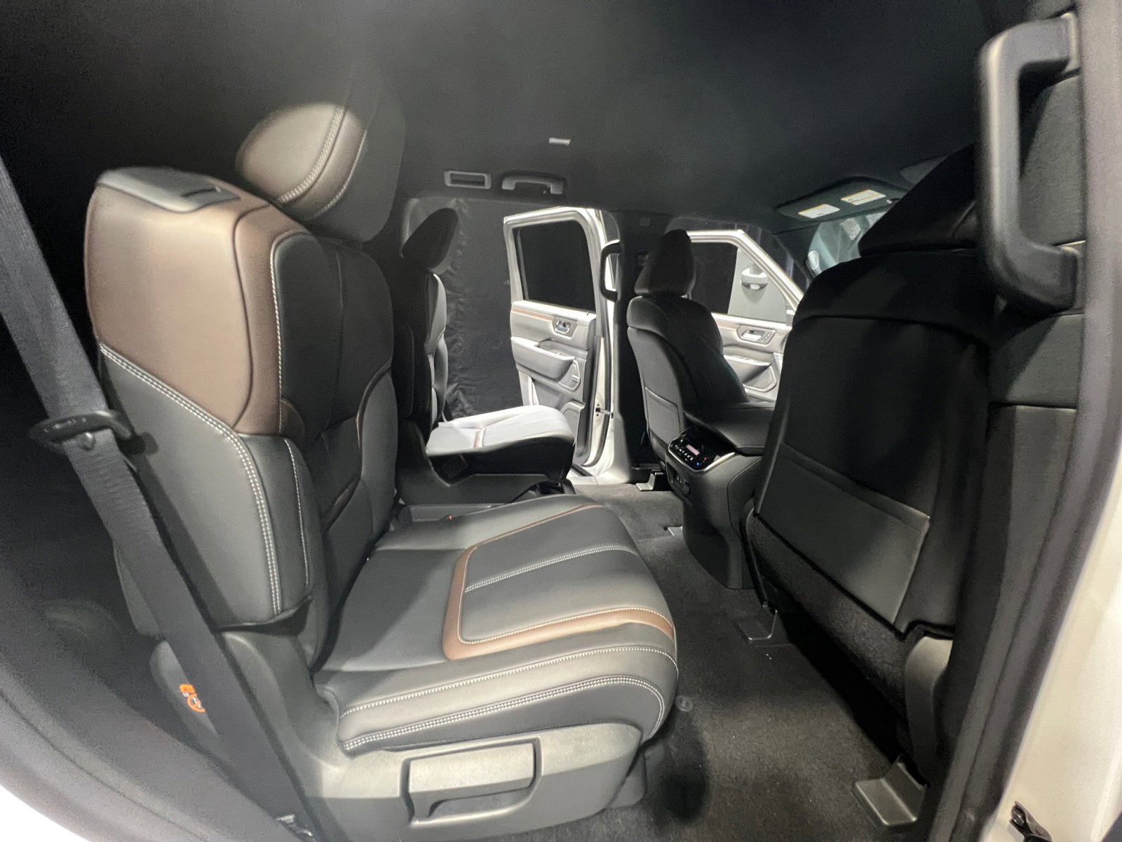New 2026 Nissan Armada SL w/ Captain's Chari Seat Package image 18