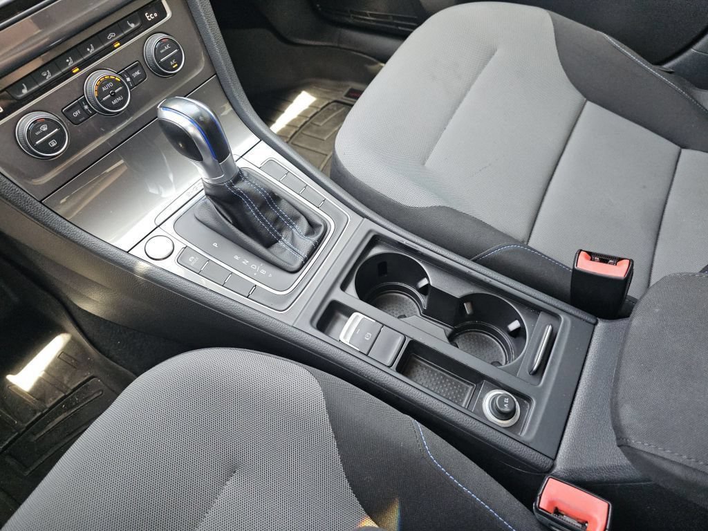 Used 2016 Volkswagen e-Golf SE w/ DC Fast Charging Package FWD image 31
