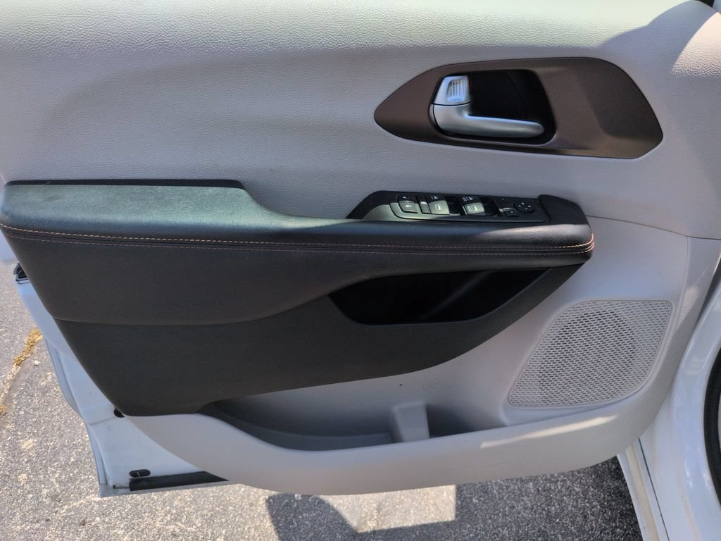 Used 2018 Chrysler Pacifica Touring Plus FWD image 11