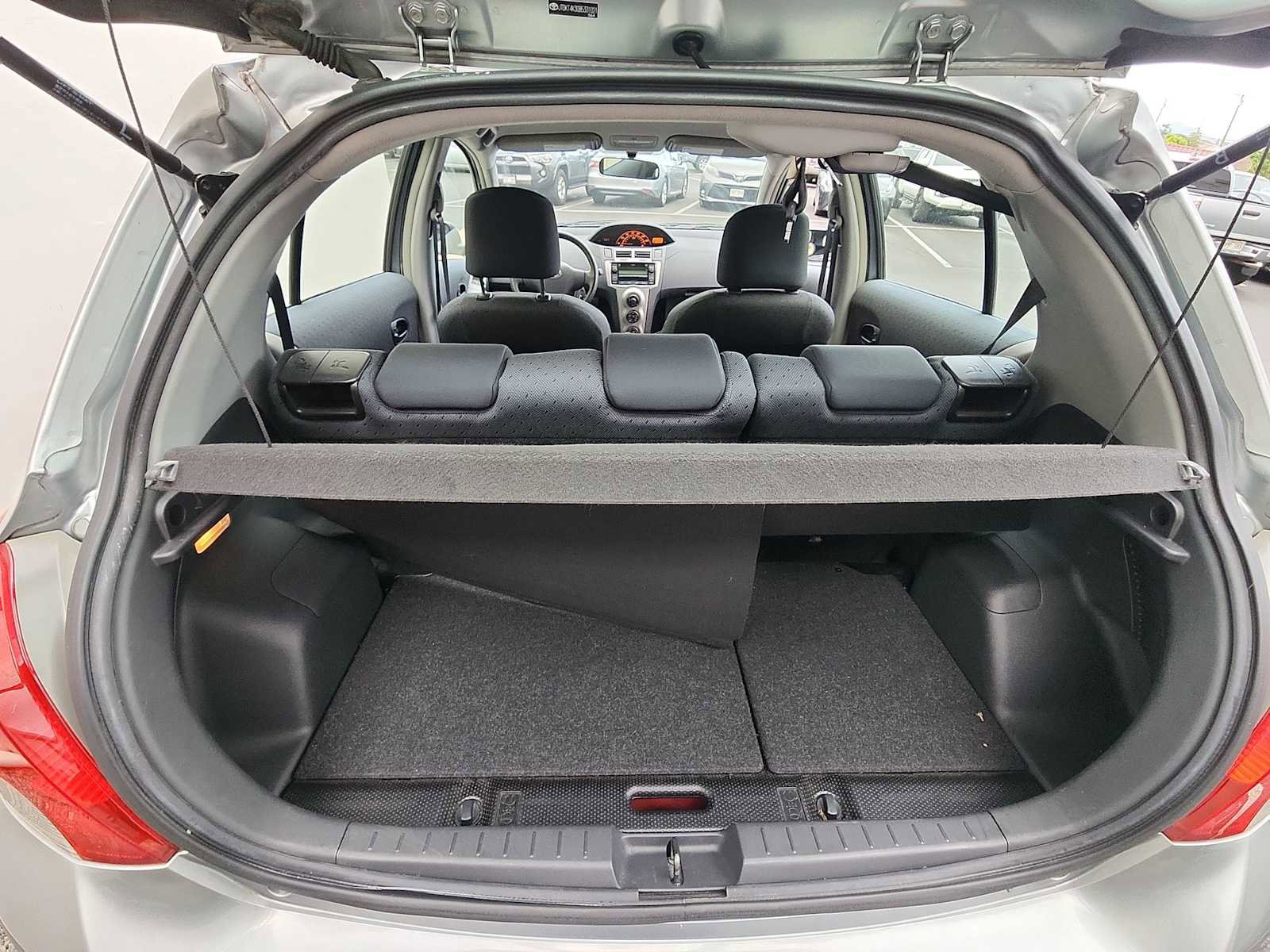 Used 2011 Toyota Yaris 4-Door Hatchback image 23