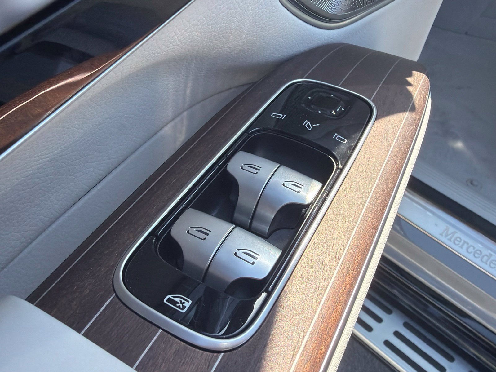 New 2027 Mercedes-Benz EQS 400 4MATIC SUV image 16