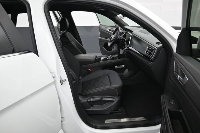 Used 2024 Volkswagen Atlas Cross Sport SE AWD/4WD image 34