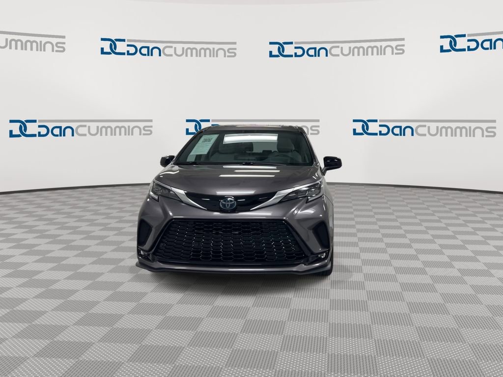 Used 2022 Toyota Sienna XSE image 3