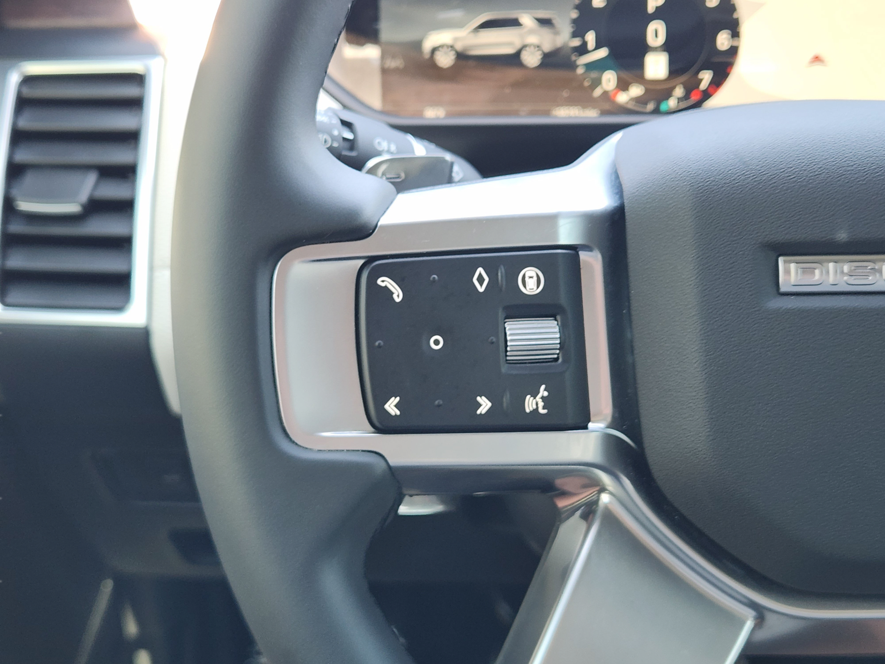 Certified 2024 Land Rover Discovery Dynamic SE AWD/4WD image 26