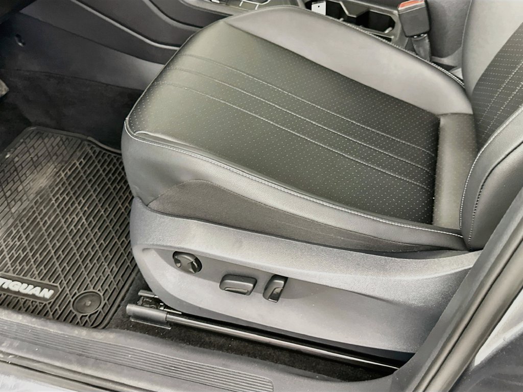 Used 2023 Volkswagen Tiguan SE w/ Panoramic Sunroof Package FWD image 26