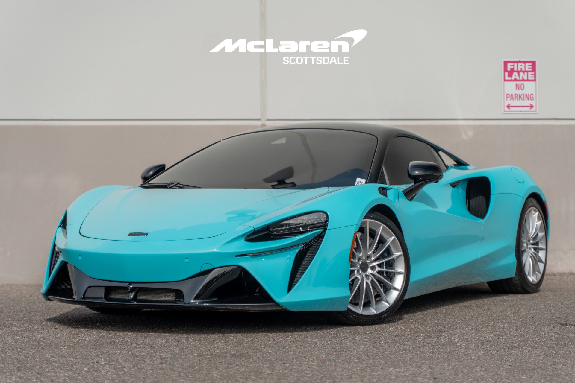 Used 2025 McLaren Artura image 2