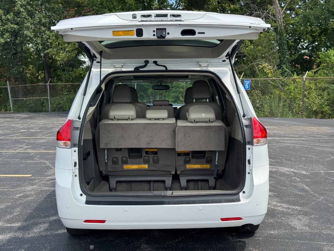 Used 2014 Toyota Sienna XLE FWD image 6