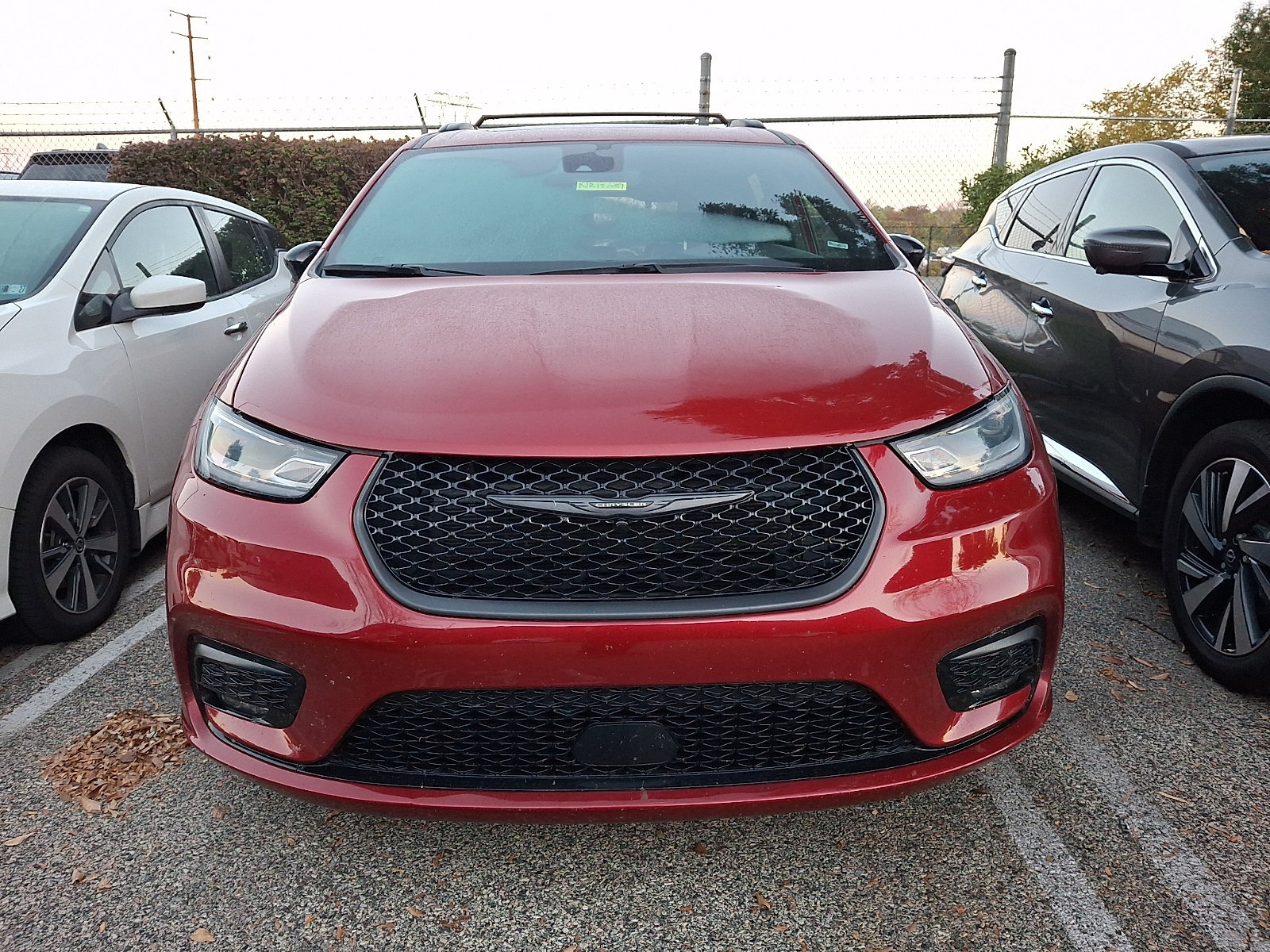 Used 2025 Chrysler Pacifica Limited FWD image 2