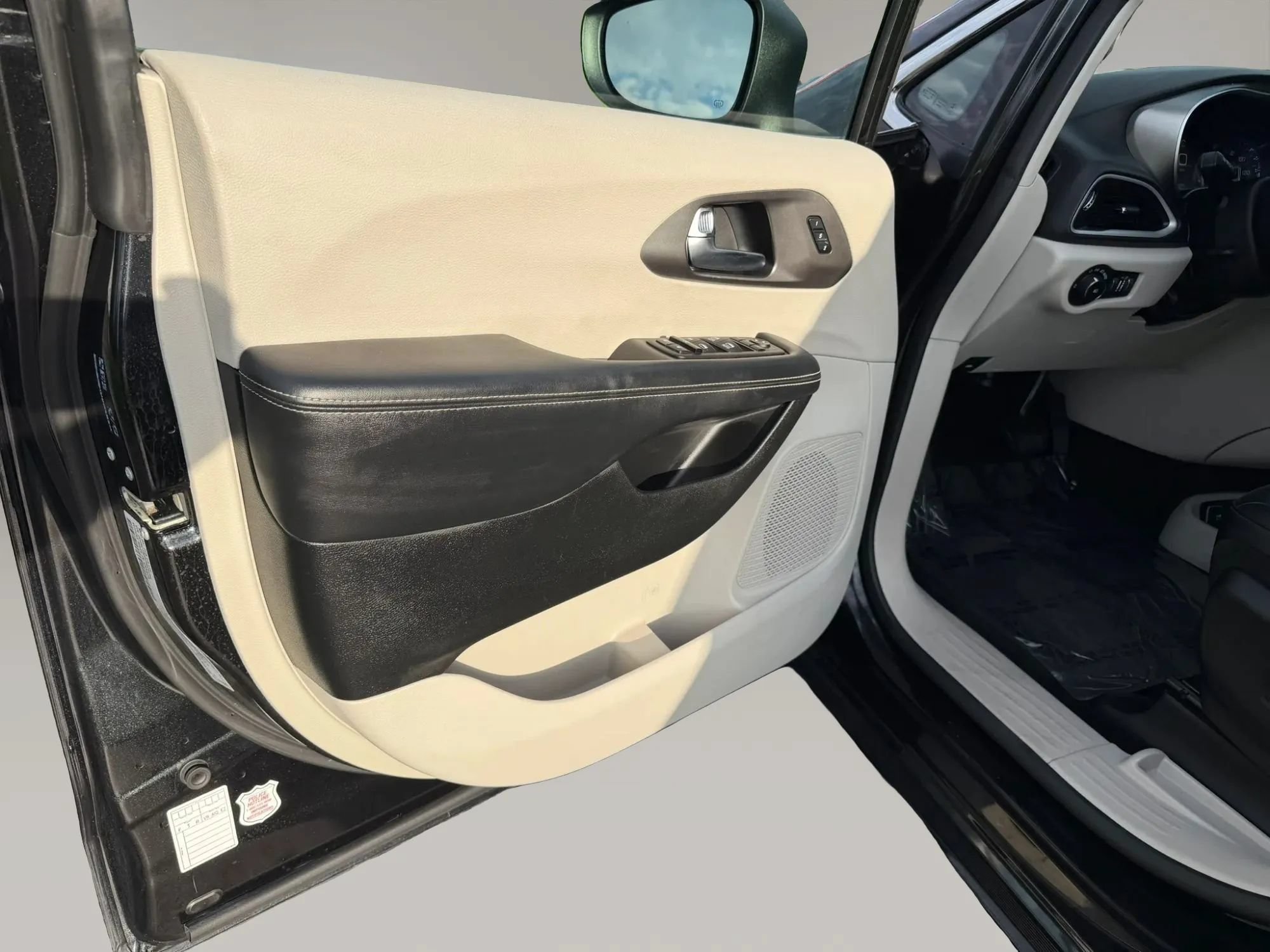 Used 2023 Chrysler Pacifica Touring-L FWD image 12