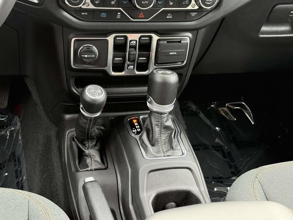 Used 2025 Jeep Wrangler Unlimited Sahara AWD/4WD image 22