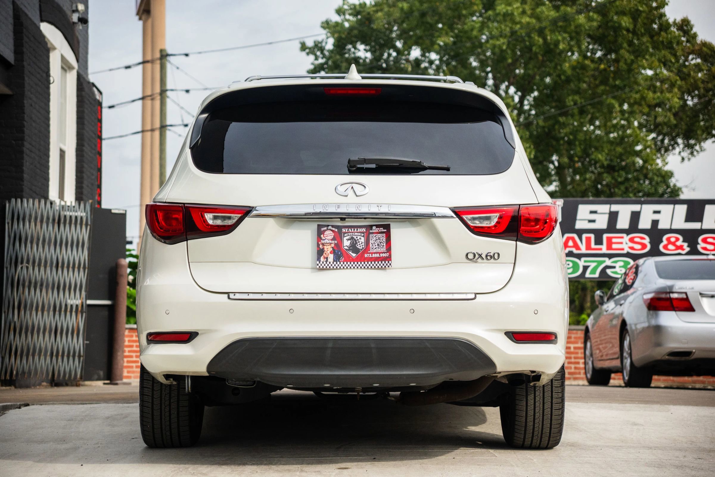 Used 2017 INFINITI QX60 Luxe w/ Deluxe Technology Package image 4
