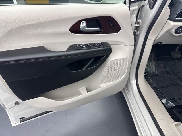 Used 2020 Chrysler Pacifica Limited w/ Advanced Safetytec Group image 33