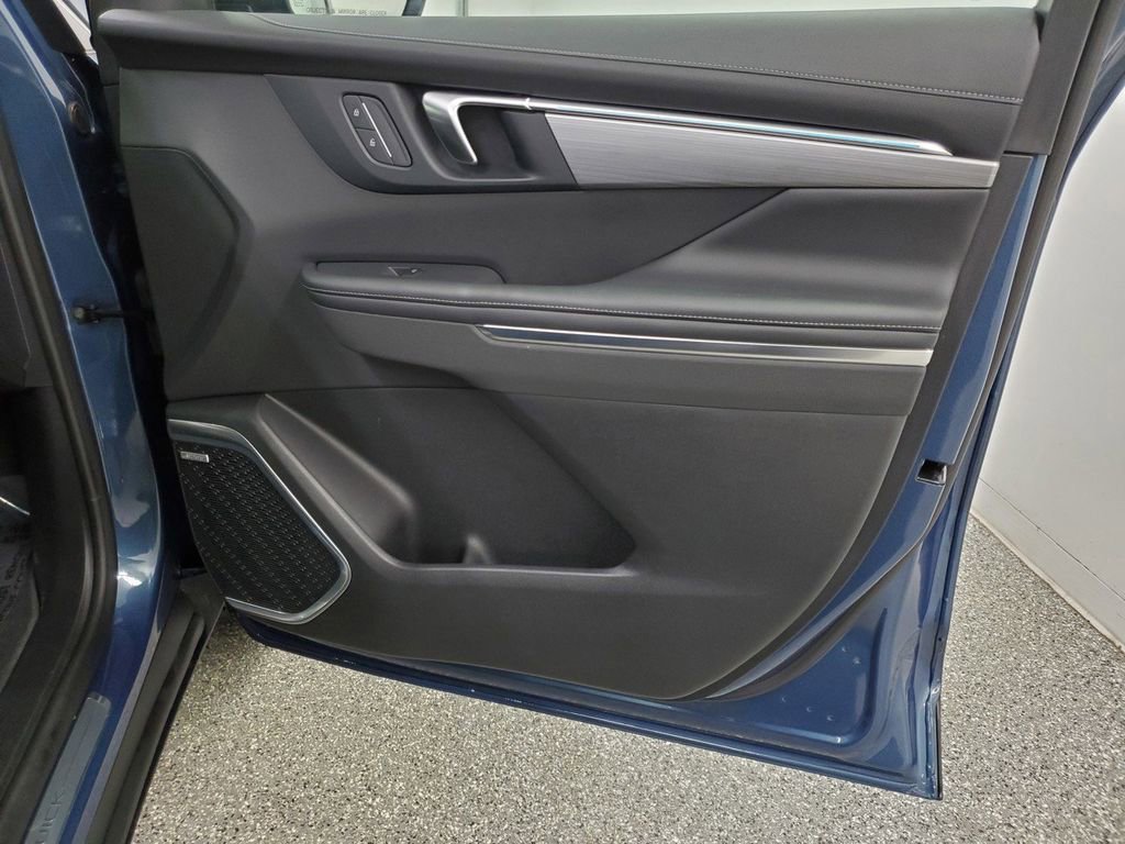 Used 2025 Buick Enclave Preferred image 18