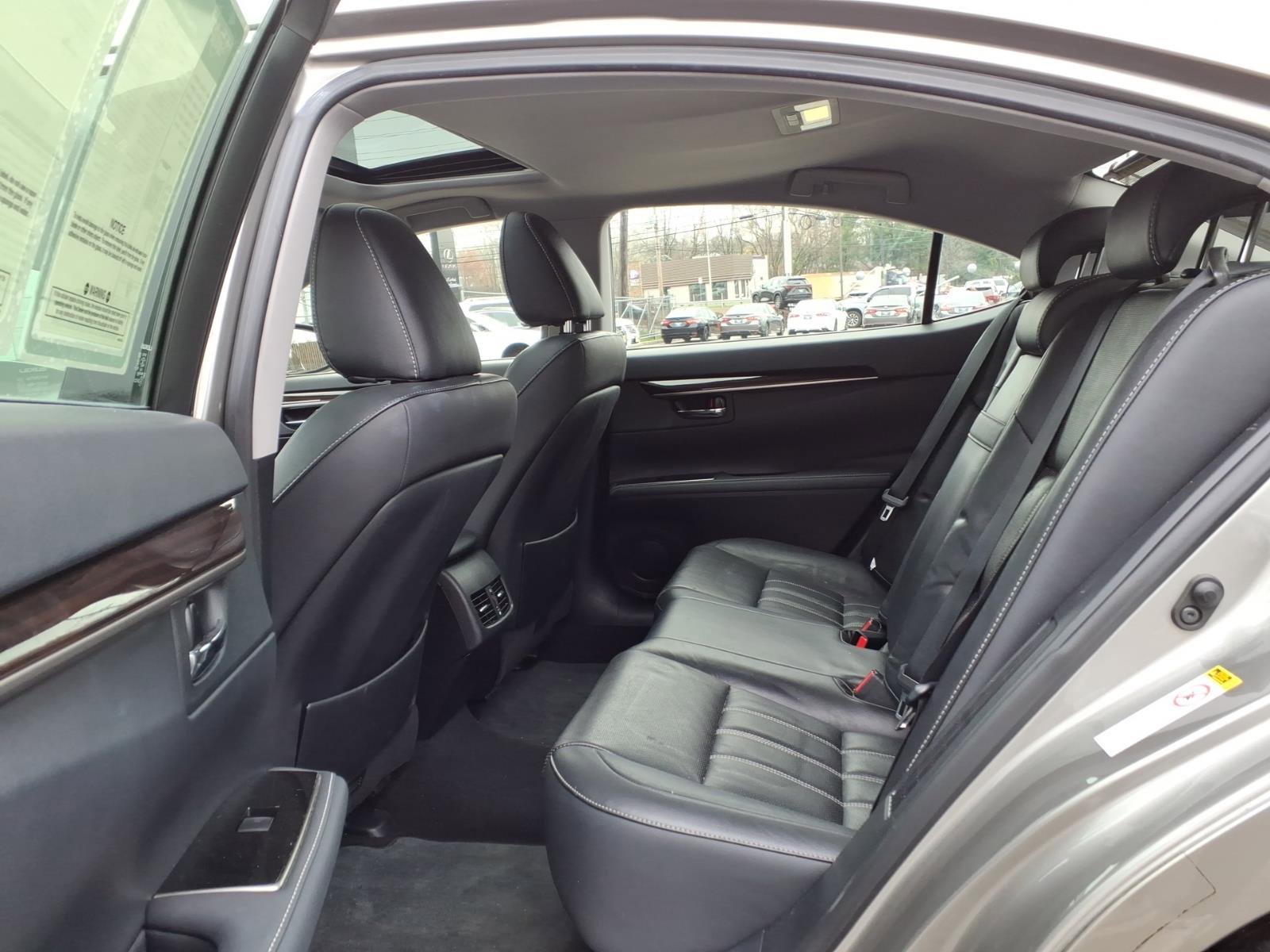 Used 2016 Lexus ES 300h w/ Luxury Package w/Wood Trim image 13