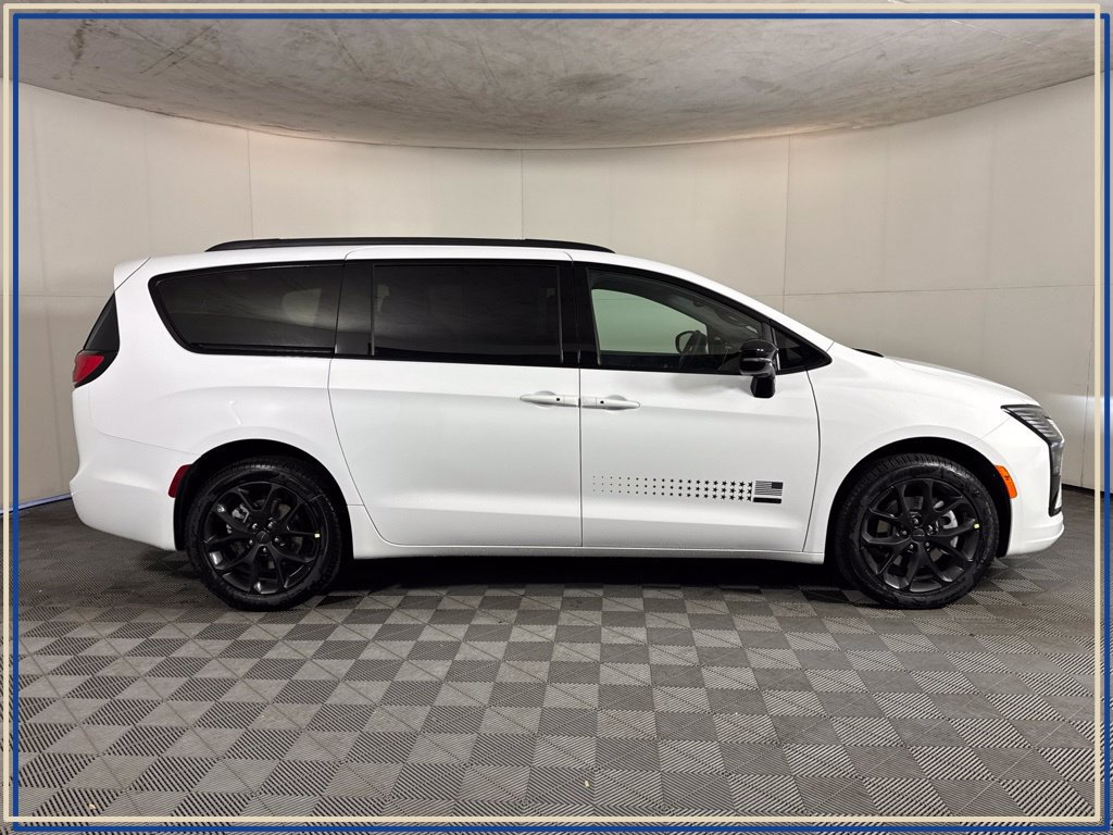 New 2027 Chrysler Pacifica Select AWD/4WD image 5