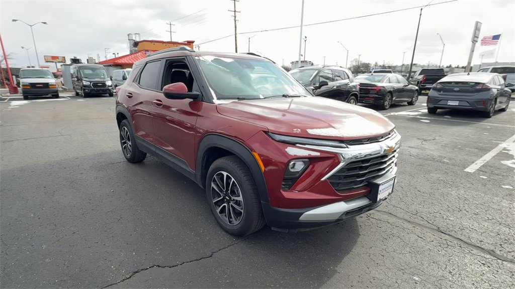 Used 2025 Chevrolet TrailBlazer LT image 2